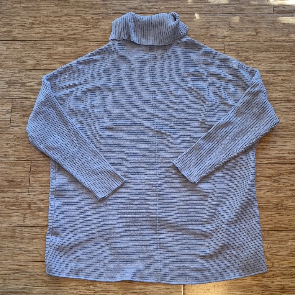 Cyrus Women's Light Gray Ribbed Turtleneck Sweater - Picture 3 of 3